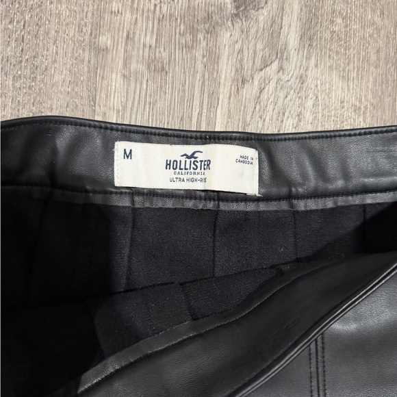 Hollister Black Pleated Faux Leather Mini Skirt M - Picture 3 of 3